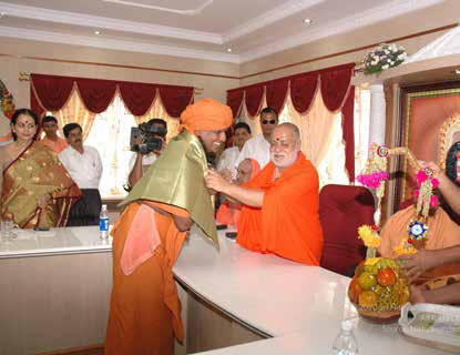 15 October 2006 RELIGIOUS CONVENTION (Above) The SPH being honoured by Śri Balagangadharanatha Mahaswamiji, a very renowned spiritual leader of Karnataka