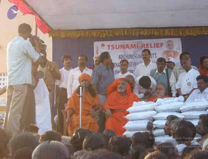 2007 The SPH joins hands with other prominent Gurus of the Karnataka region including Śri Balagangadharanatha Mahaswamiji and Śri Shivapuri Swami for Tsunami relief efforts.