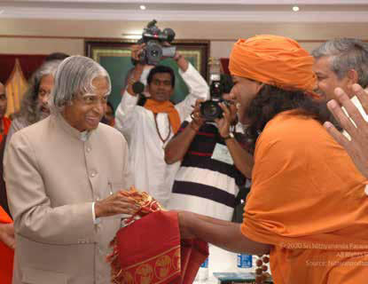 The SPH felicitating former President of India, Śri Abdul Kalam